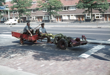 117457 Afbeelding van een gemotoriseerde grasmaaier met aanhanger op de Spinozaweg te Utrecht.